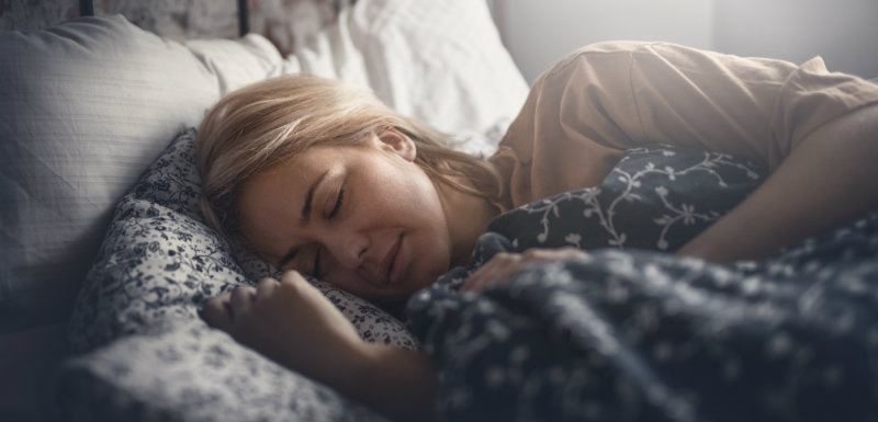 Attractive femme blonde qui dort paisiblement pour prévoir la perte osseuse