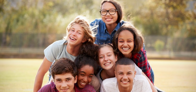 groupe d'amis qui sourient pour la photo